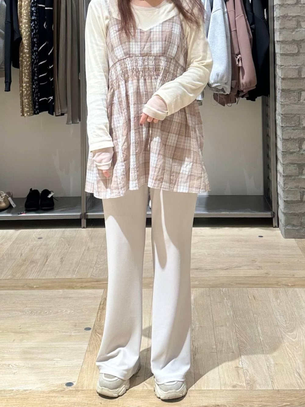 ホワイト系のTシャツ/カットソー、ベージュ系のキャミソール、ホワイト系のその他パンツを着用したレディースの春コーディネートの5枚目の写真