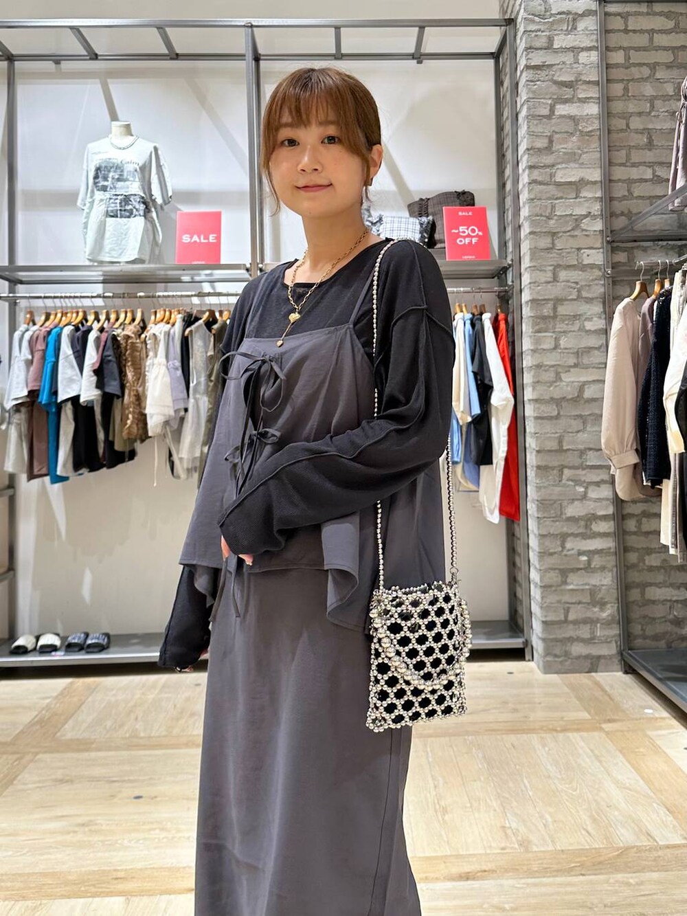 シルバー系のショルダーバッグ、ブラック系のその他パンツ、ブラック系のその他シューズを着用したレディースの夏コーディネートの7枚目の写真