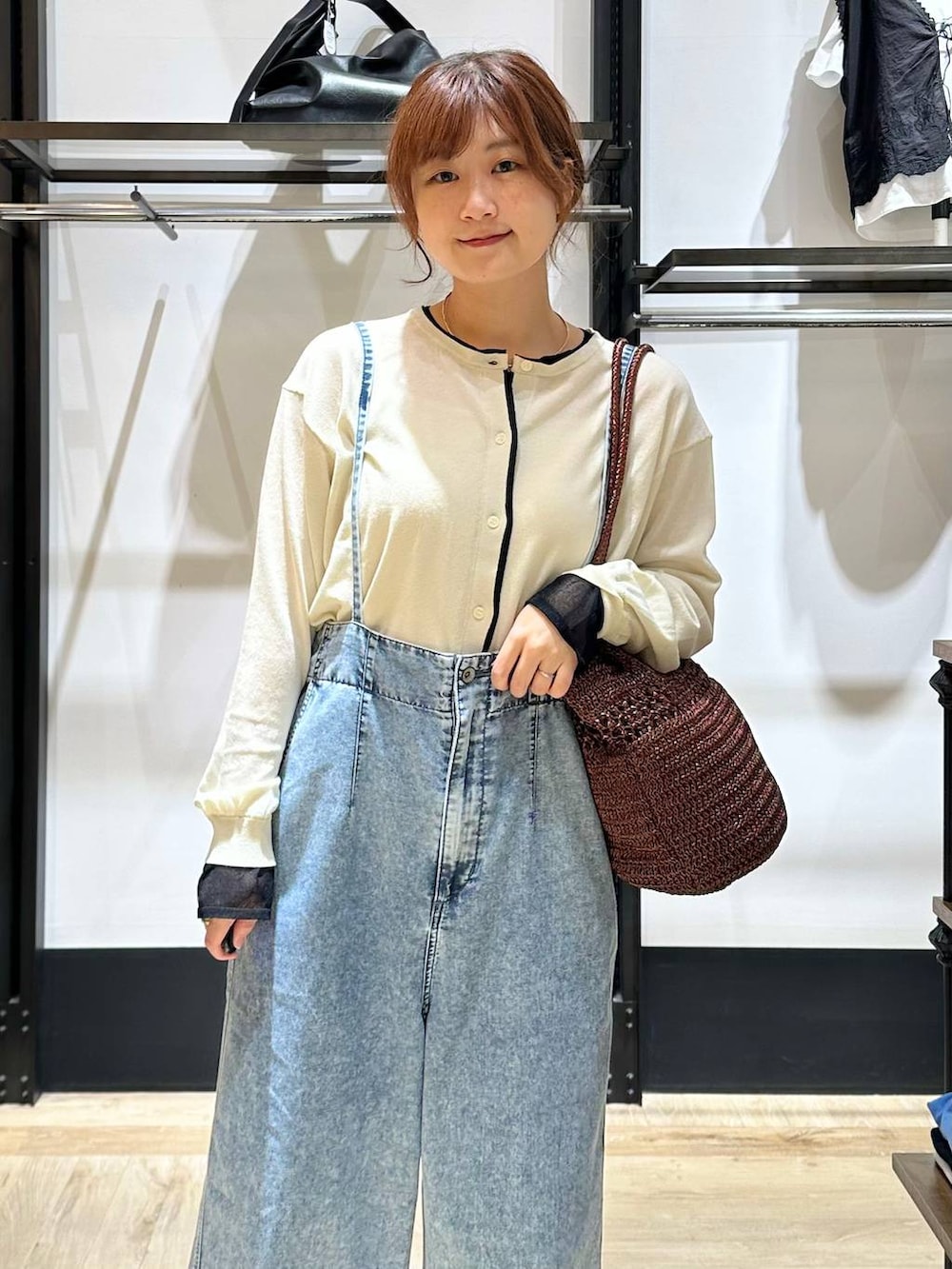 ブルー系のサロペット/オーバーオール、ベージュ系のサンダル、ブラウン系のショルダーバッグを着用したレディースの春コーディネートの4枚目の写真