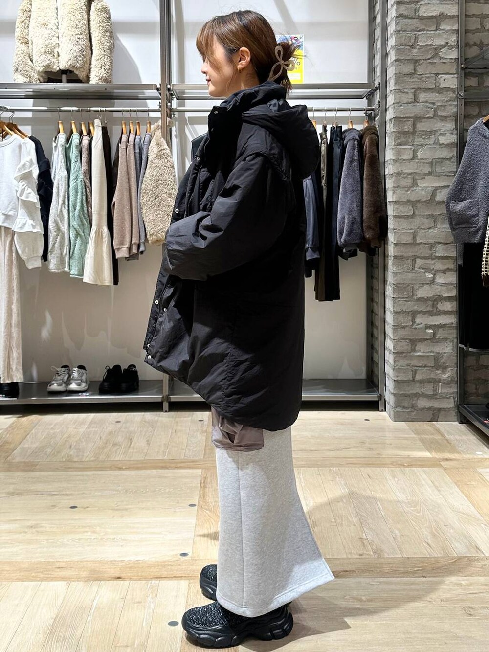 ブラック系のその他アウター、グレー系のスカート、ブラック系のショルダーバッグを着用したレディースの秋コーディネートの8枚目の写真