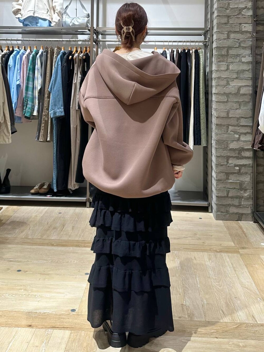 ブラック系のショルダーバッグ、ホワイト系のTシャツ/カットソー、ブラック系のその他シューズを着用したレディースの春コーディネートの3枚目の写真