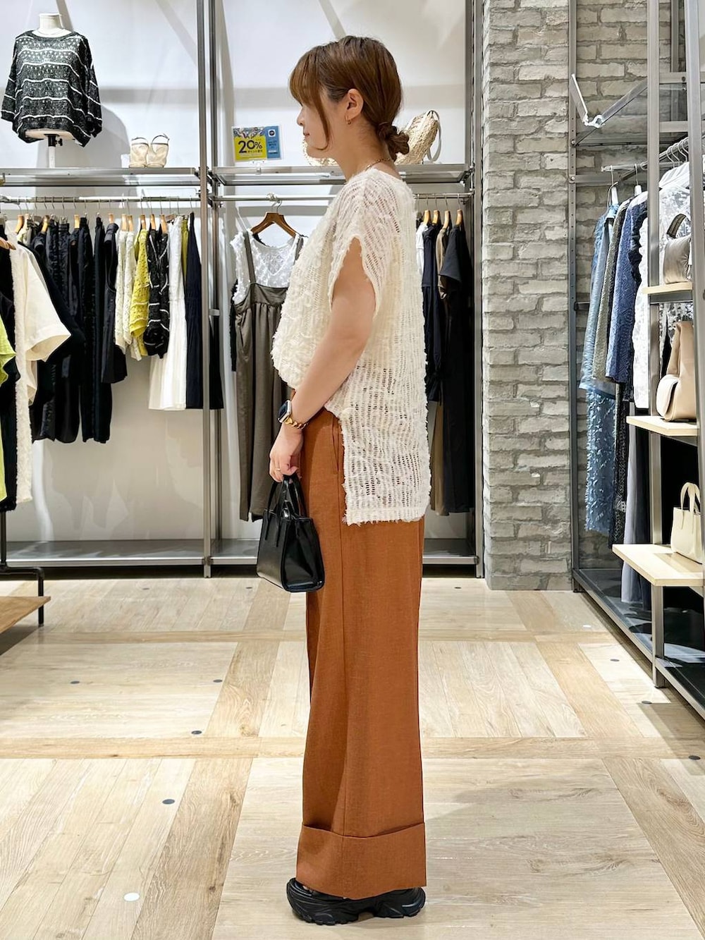 「ワントーン、フェミニン、着痩せ・細見え、ママコーデ、骨格ウェーブ、高身長、ベーシック/シンプル、カジュアル、LEPSIM、30代_LEPSIM、ノースリーブ、タンクトップ、ワイドパンツ、ショルダーバッグ、バッグ」｜「LEPSIMの多機能リブタンク　286166（タンクトップ、ホワイト系）」を使った、★しおりんさん（レディース・165cm）の夏コーディネートの2枚目の写真