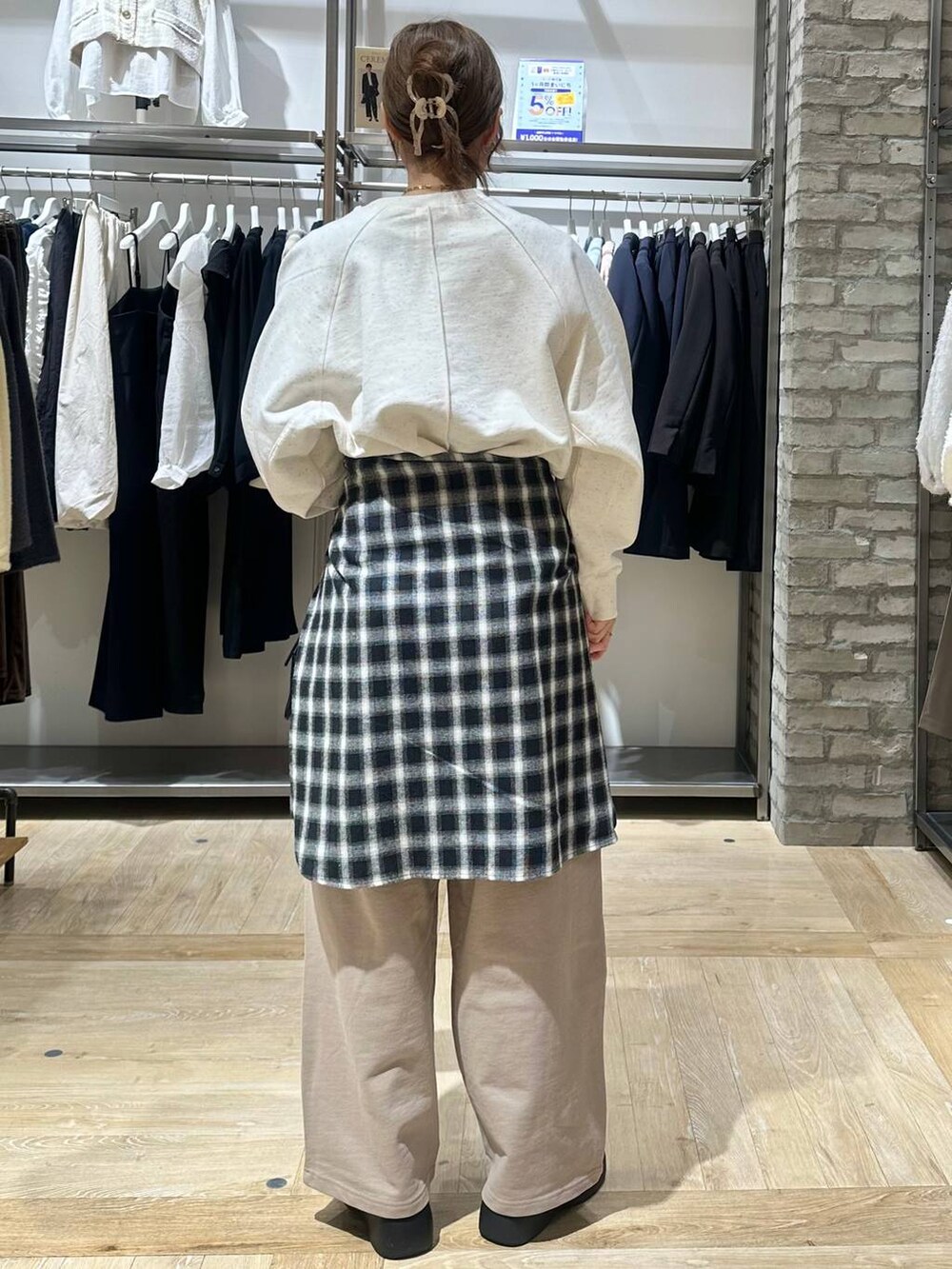 ブラック系のボストンバッグ、ブラック系のその他シューズ、ブラック系のシャツ/ブラウスを着用したレディースの冬コーディネートの3枚目の写真