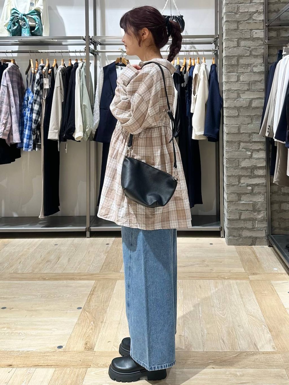 ブルー系のデニムパンツ、ブラック系のその他シューズ、ブラック系のトートバッグを着用したレディースの春コーディネートの2枚目の写真