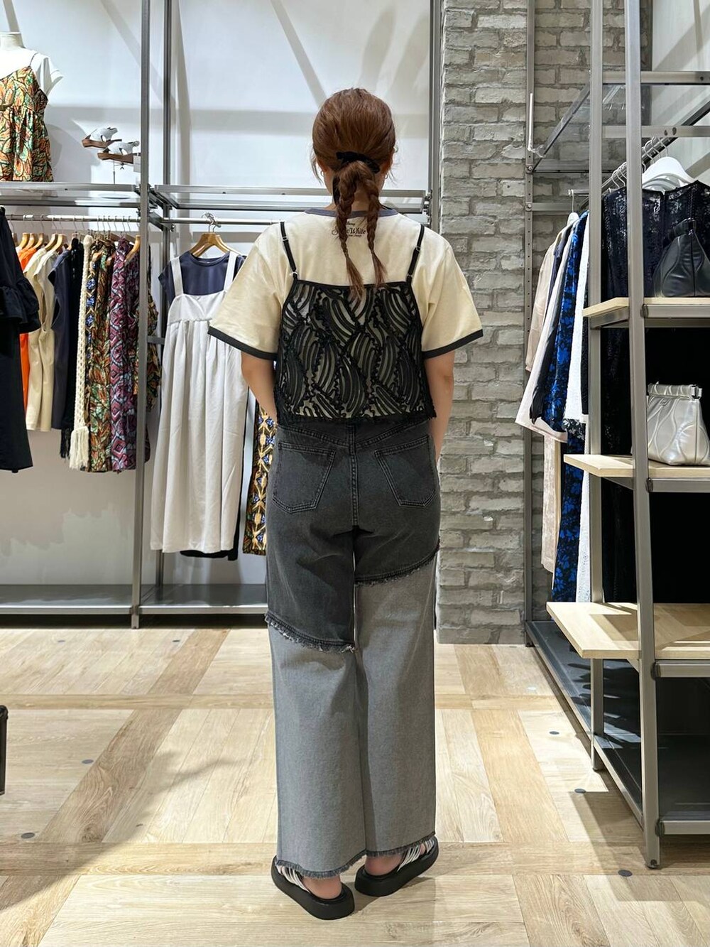 シルバー系のサンダル、グレー系のデニムパンツ、ブルー系のTシャツ/カットソーを着用したレディースの夏コーディネートの3枚目の写真
