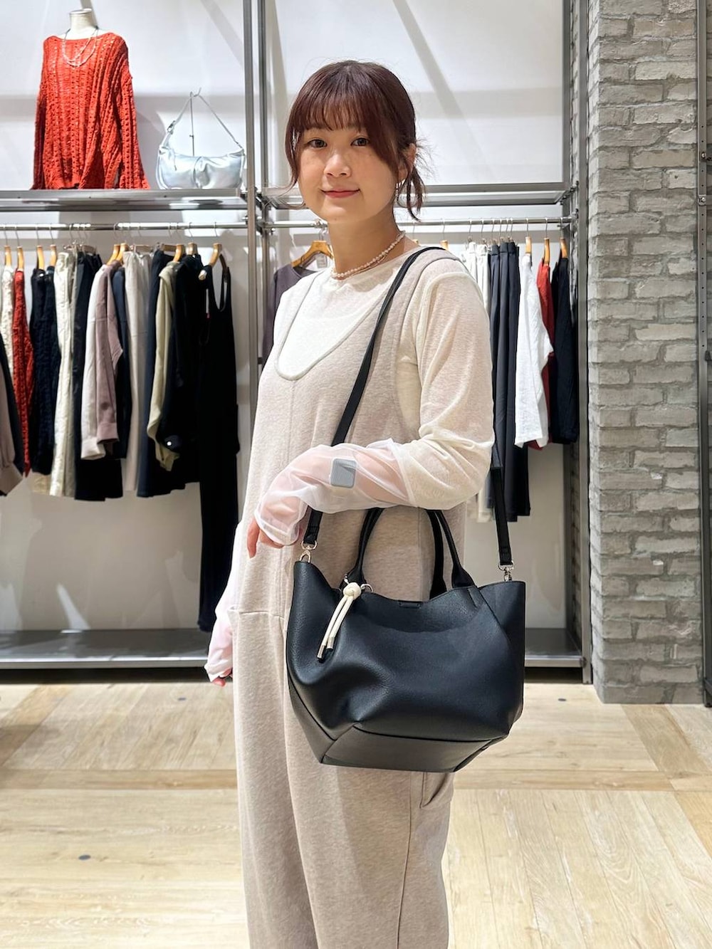 ホワイト系のTシャツ/カットソー、ブラウン系のテーラードジャケット、ブラック系のその他シューズを着用したレディースの春コーディネートの4枚目の写真