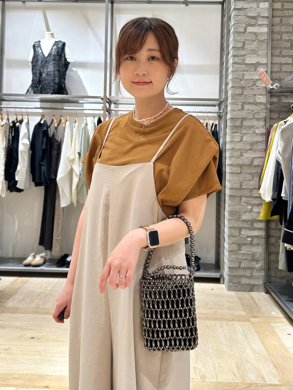 ベージュ系のサロペット/オーバーオール、イエロー系のTシャツ/カットソー、その他のショルダーバッグを着用したレディースの春コーディネートの4枚目の写真