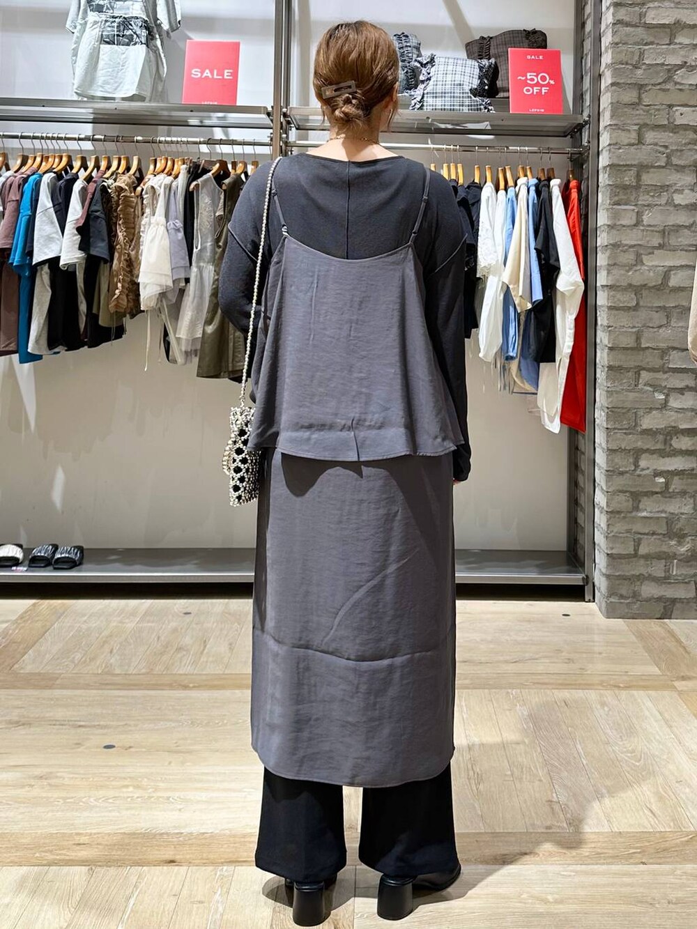 シルバー系のショルダーバッグ、ブラック系のその他パンツ、ブラック系のその他シューズを着用したレディースの夏コーディネートの4枚目の写真