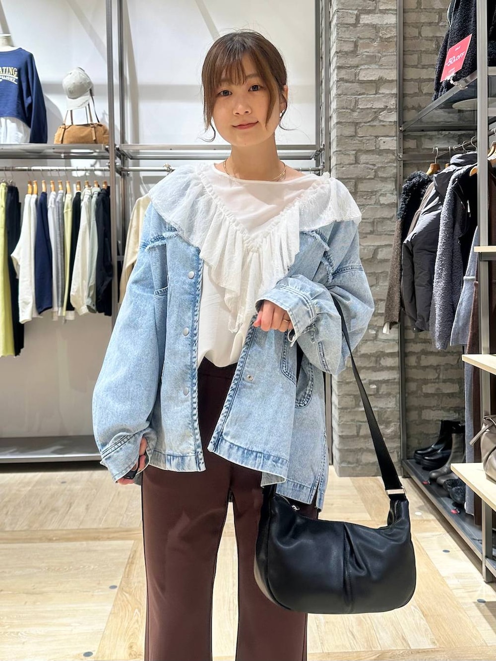 ブラック系のサンダル、ブルー系のシャツ/ブラウス、ブラウン系のその他パンツを着用したレディースの冬コーディネートの5枚目の写真