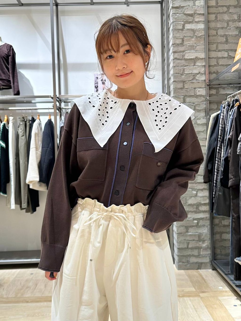 ブラック系のローファー、ブラウン系のカーディガン/ボレロ、ホワイト系のTシャツ/カットソーを着用したレディースの秋コーディネートの4枚目の写真