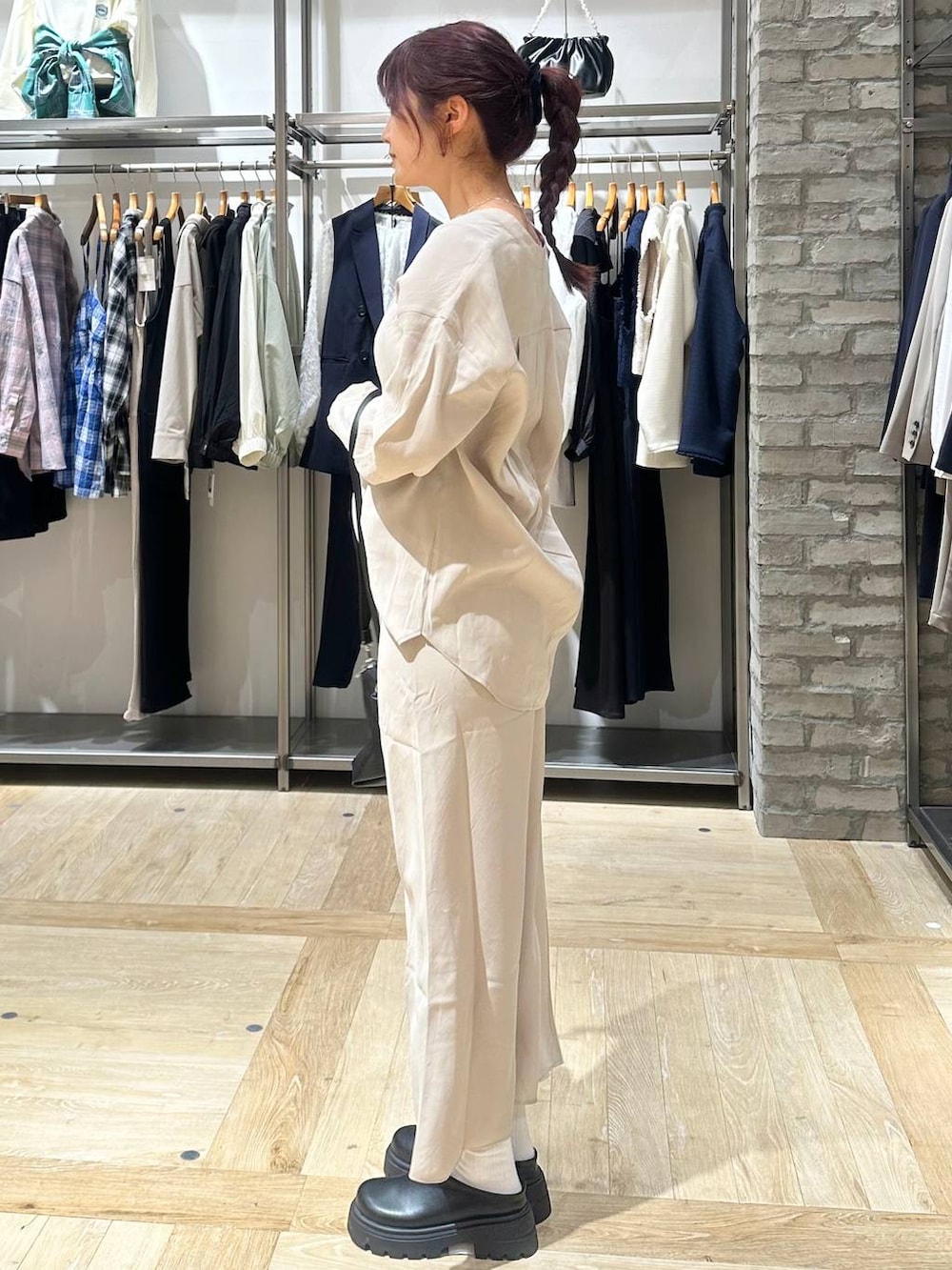 ブラック系のその他シューズ、ブラック系のトートバッグ、ベージュ系のスカートを着用したレディースの春コーディネートの2枚目の写真