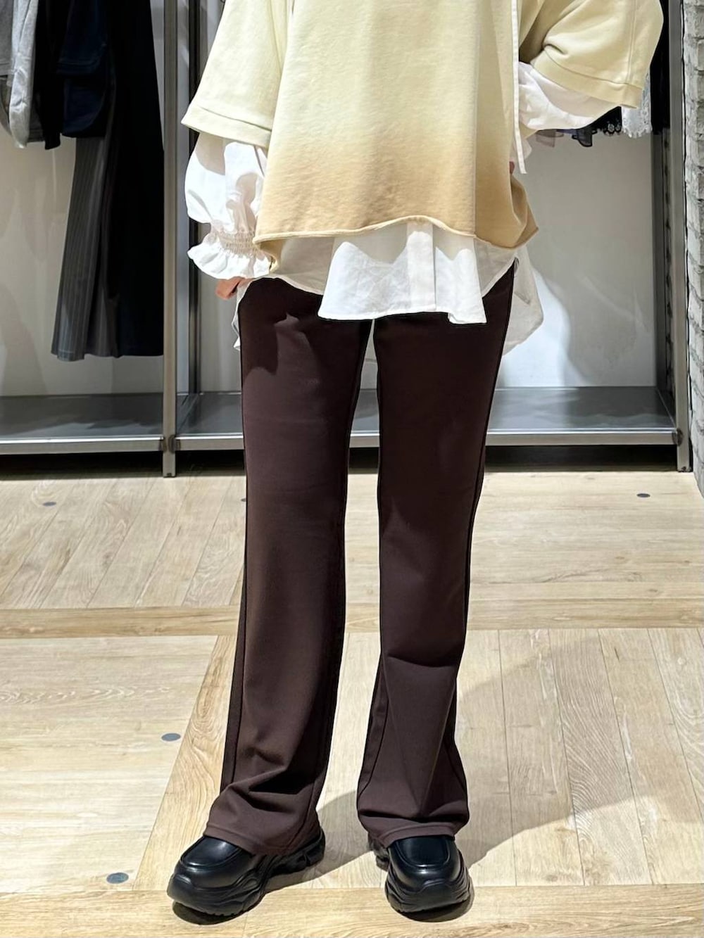 ブラック系のローファー、ホワイト系のシャツ/ブラウス、ブラウン系のその他パンツを着用したレディースの夏コーディネートの5枚目の写真