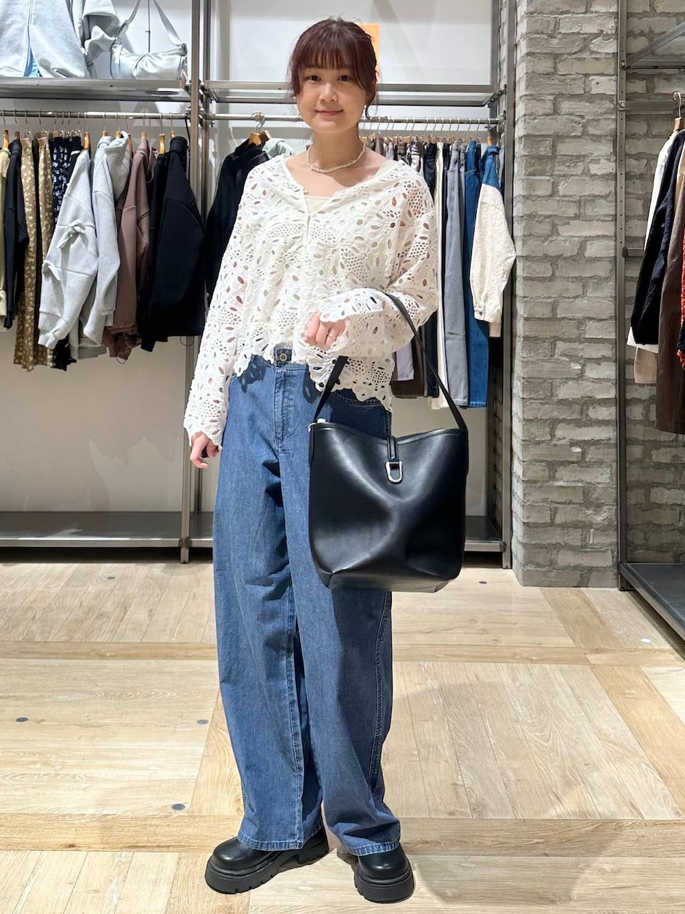 ホワイト系のシャツ/ブラウス、ブラック系のその他シューズ、ブルー系のデニムパンツを着用したレディースの春コーディネートの2枚目の写真