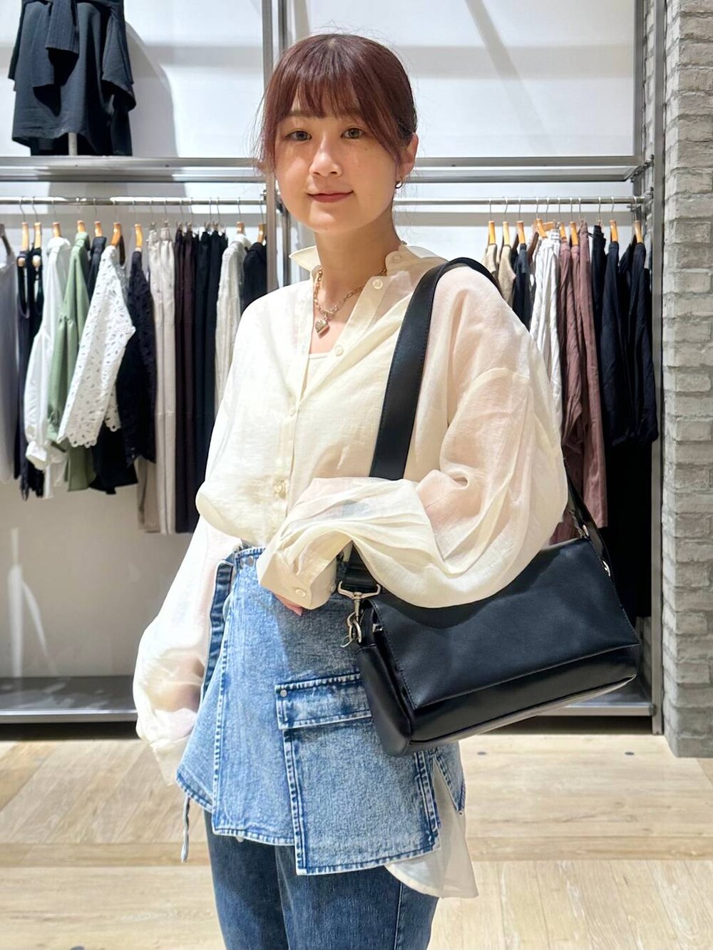 ホワイト系のシャツ/ブラウス、ブラック系のショルダーバッグ、ブラック系のパンプスを着用したレディースの春コーディネートの4枚目の写真