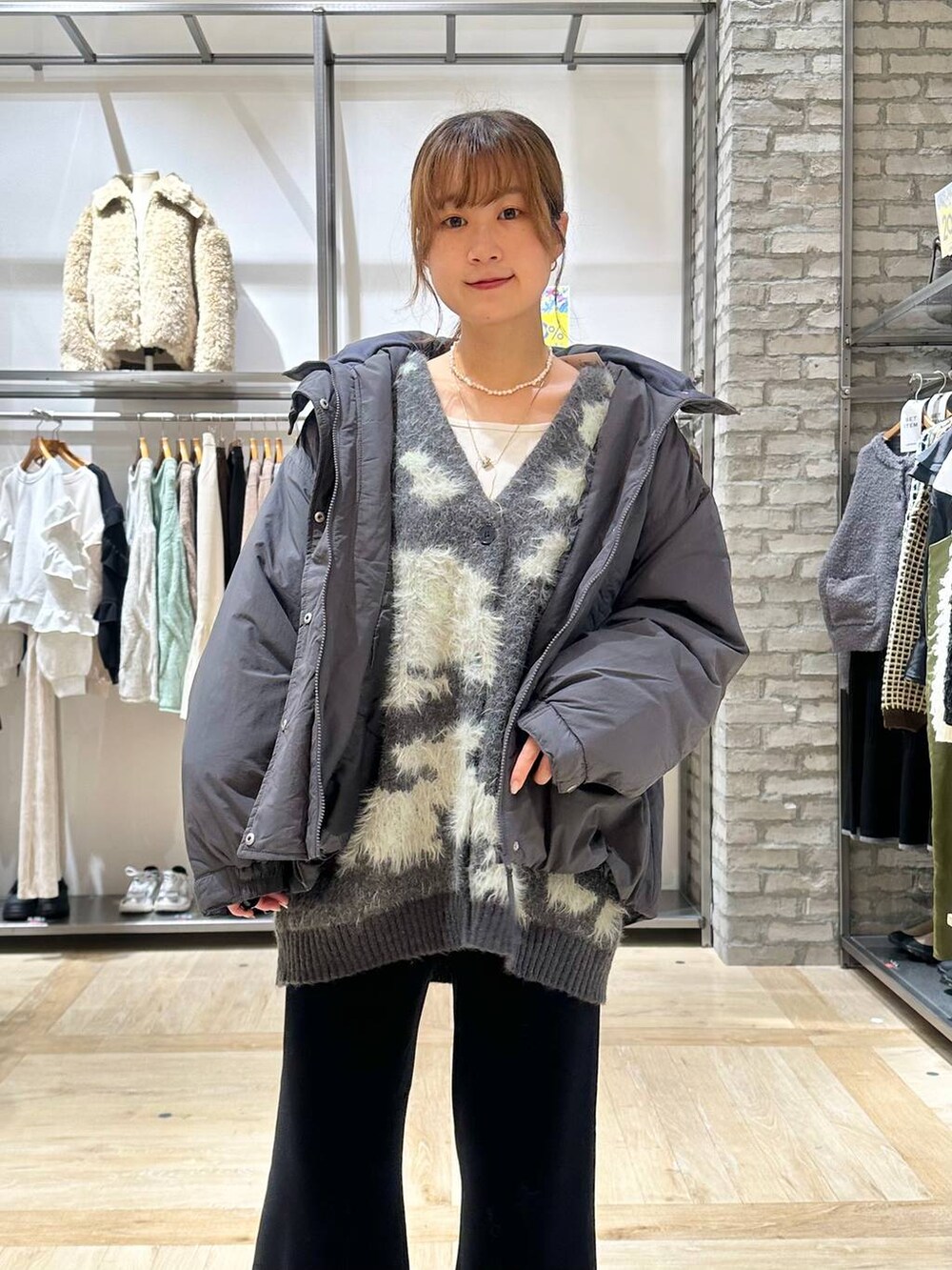 グレー系のその他アウター、ブラック系のその他パンツ、ブラック系のショルダーバッグを着用したレディースの秋コーディネートの4枚目の写真