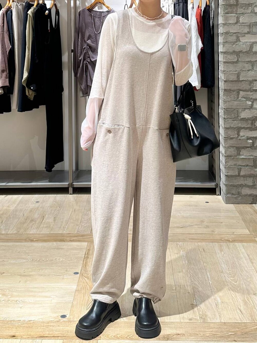 ホワイト系のTシャツ/カットソー、ブラウン系のテーラードジャケット、ブラック系のその他シューズを着用したレディースの春コーディネートの5枚目の写真