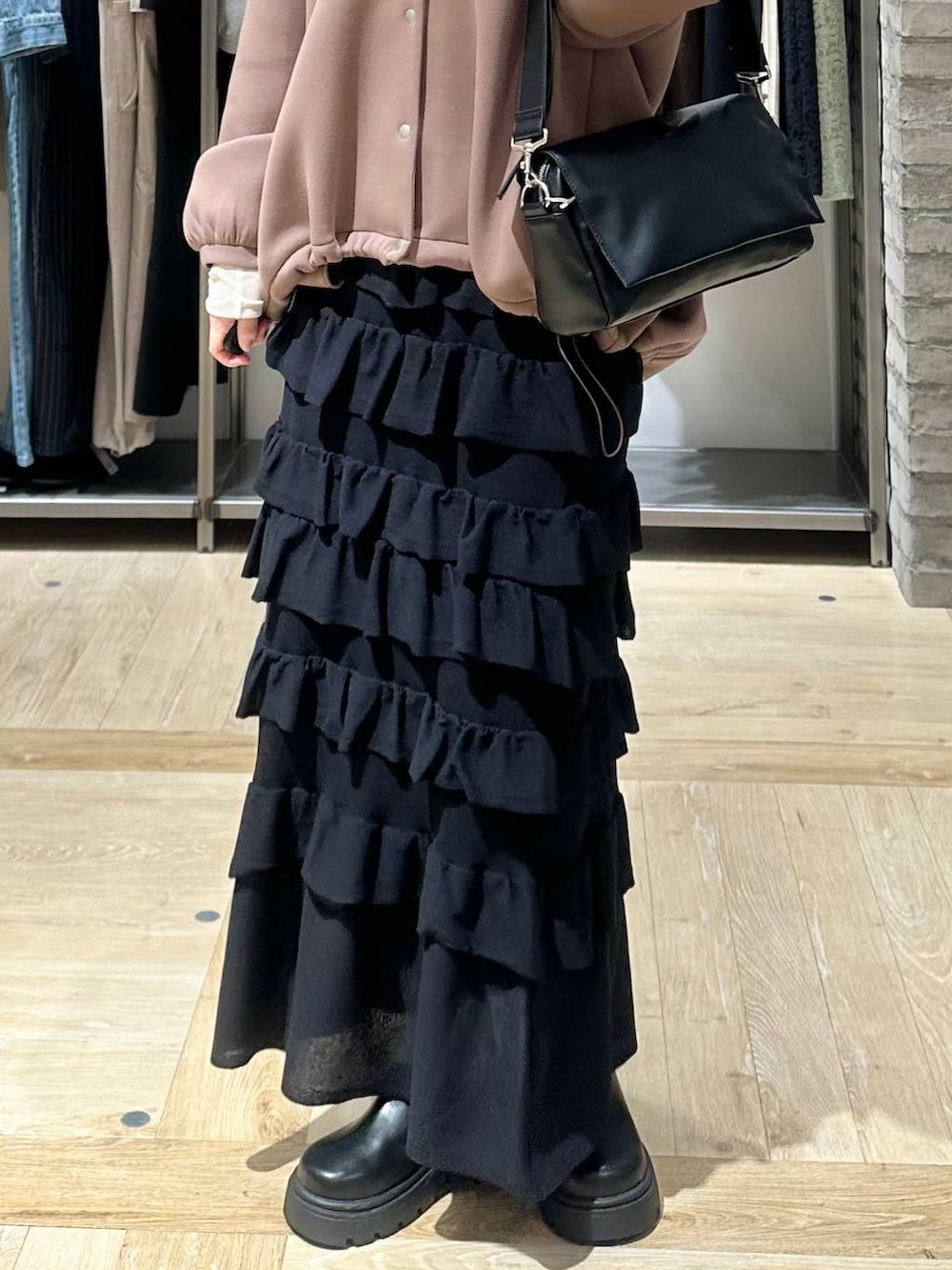 ブラック系のショルダーバッグ、ホワイト系のTシャツ/カットソー、ブラック系のその他シューズを着用したレディースの春コーディネートの5枚目の写真