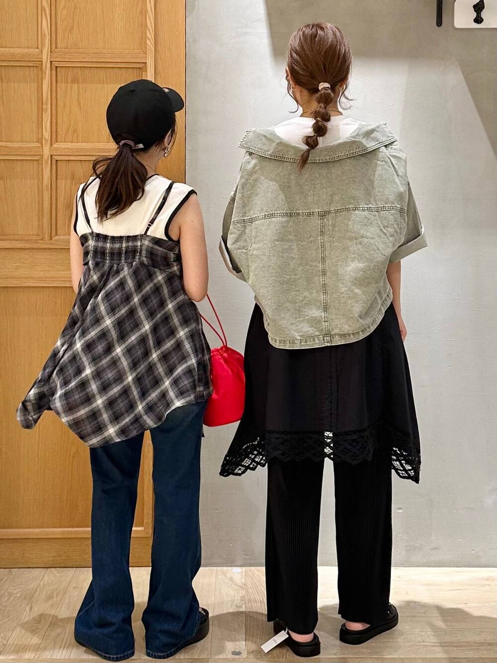 ブラック系のサンダル、ブラック系のその他パンツ、ブラック系のチュニックを着用したレディースの夏コーディネートの3枚目の写真