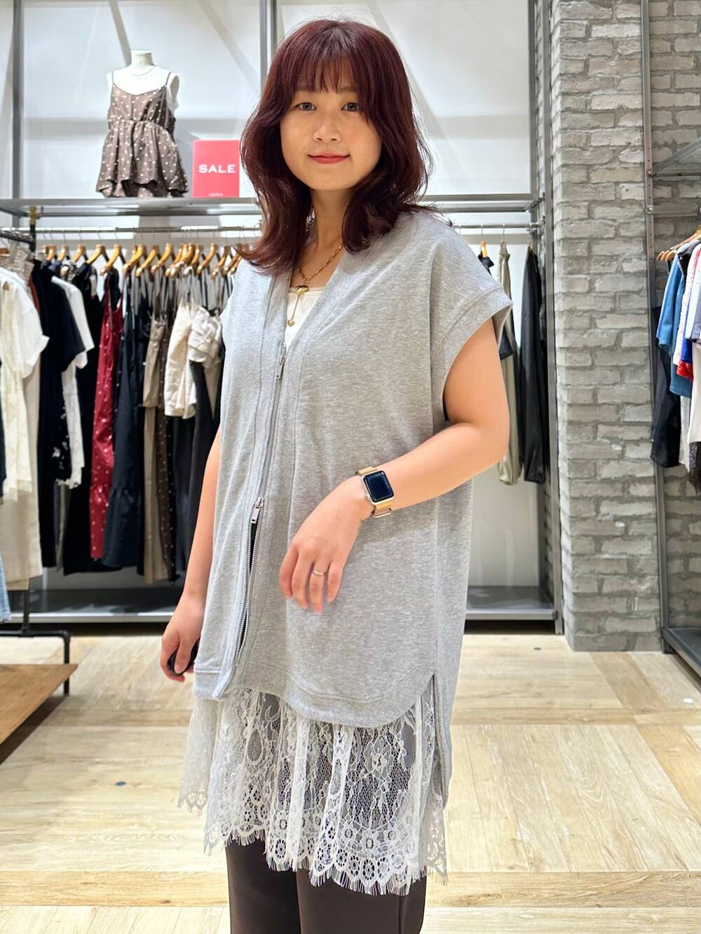 グレー系のベスト、ホワイト系のTシャツ/カットソー、ブラウン系のその他パンツを着用したレディースの夏コーディネートの4枚目の写真