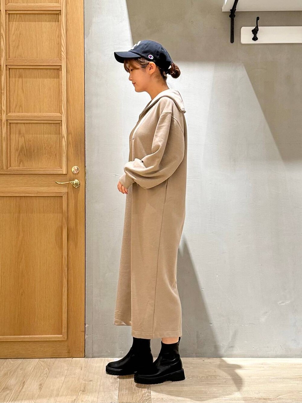 ブラック系のブーツ、ブラック系のショルダーバッグ、ブラウン系のワンピースを着用したレディースの秋コーディネートの3枚目の写真