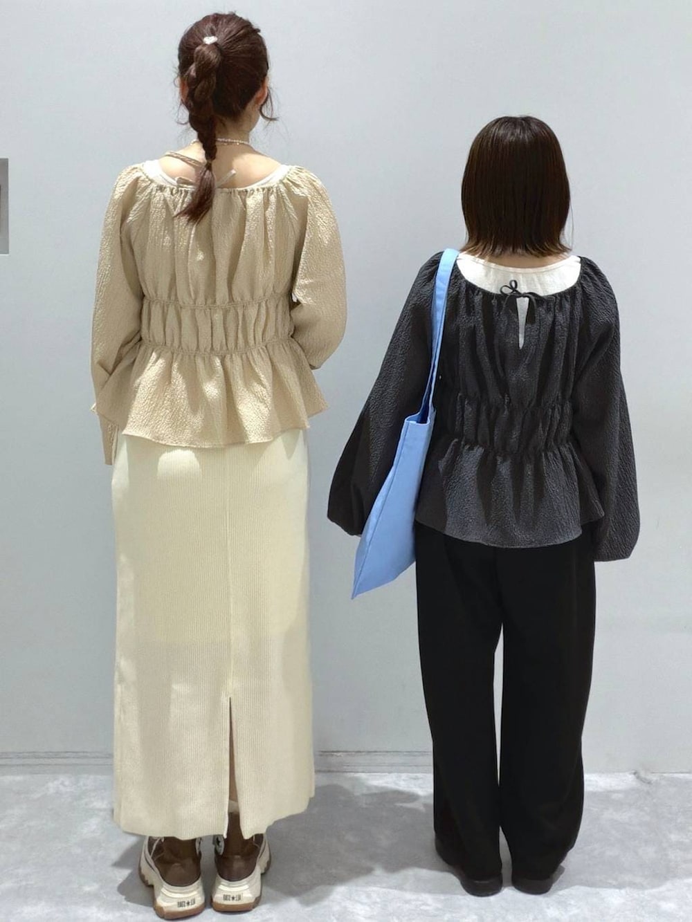 ホワイト系のスカート、ブラック系のスウェットパンツ、ブルー系のトートバッグを着用したレディースの春コーディネートの3枚目の写真