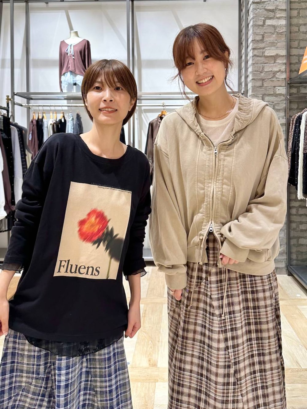 ブルー系のスカート、ブラウン系のスカート、ベージュ系のパーカーを着用したレディースの秋コーディネートの4枚目の写真