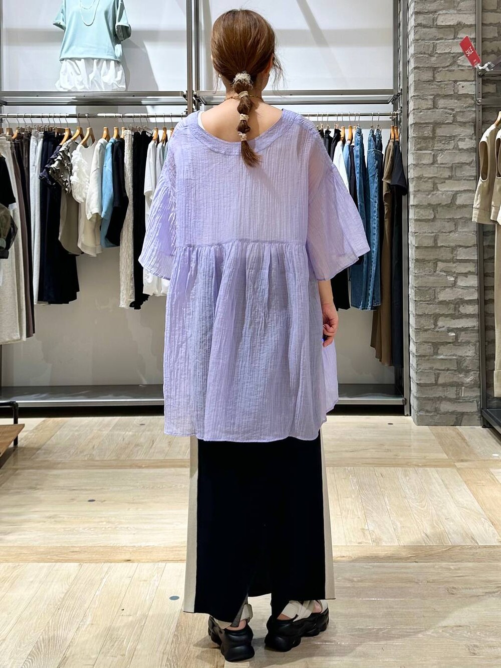 ブラック系のスカート、ホワイト系のタンクトップ、パープル系のチュニックを着用したレディースの夏コーディネートの3枚目の写真