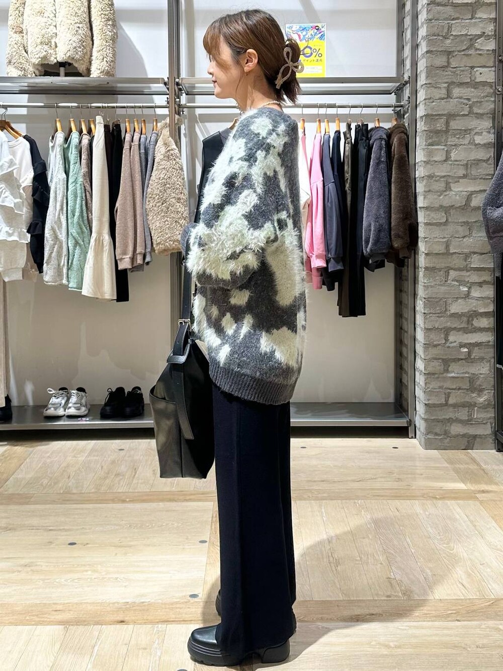 グレー系のその他アウター、ブラック系のその他パンツ、ブラック系のショルダーバッグを着用したレディースの秋コーディネートの7枚目の写真