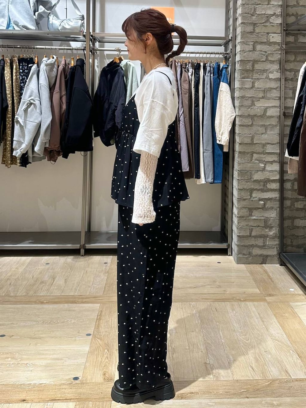 ブラック系のその他シューズ、ホワイト系のTシャツ/カットソー、ブラック系のサロペット/オーバーオールを着用したレディースの春コーディネートの2枚目の写真