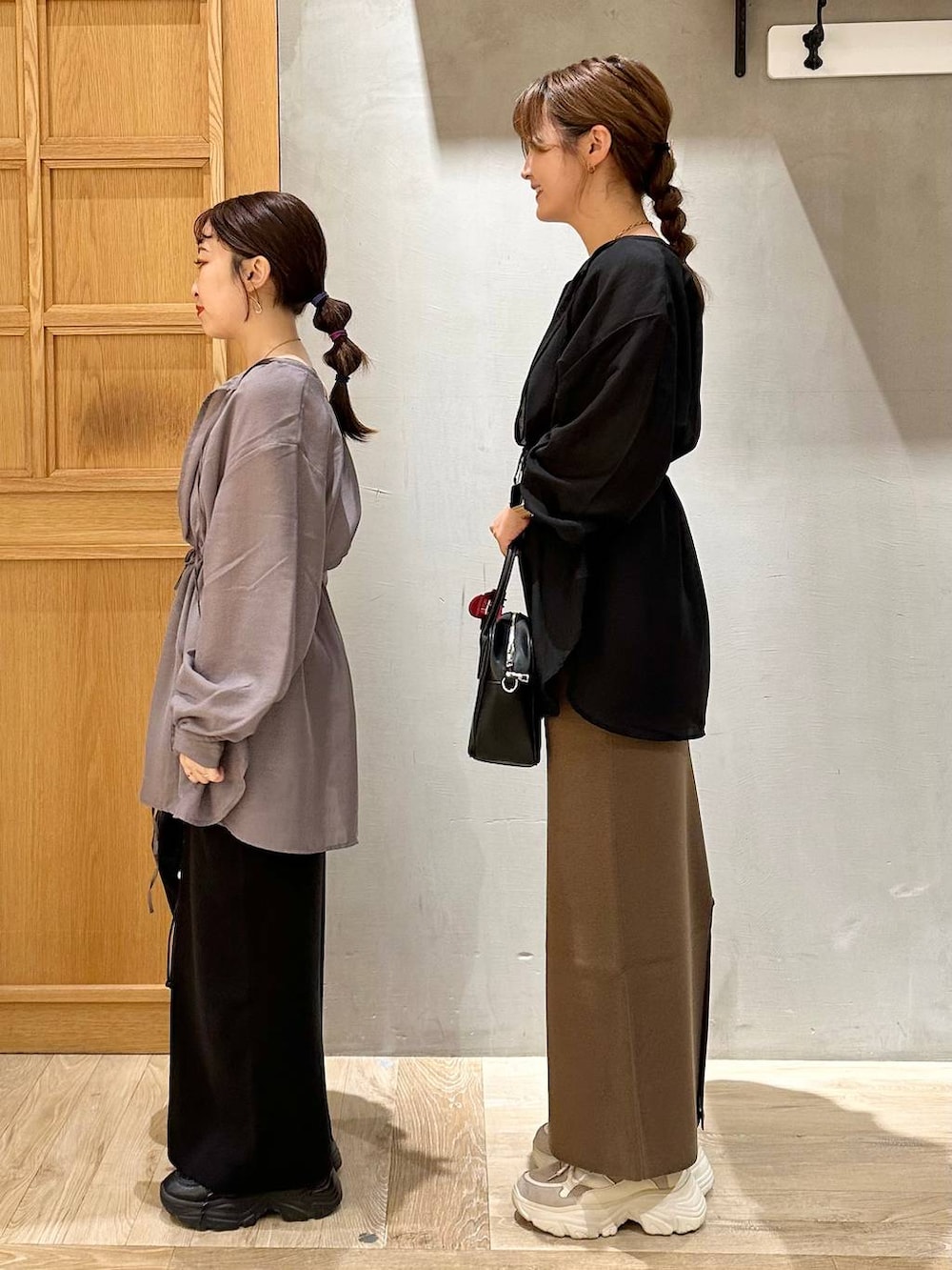 グレー系のシャツ/ブラウス、ブラック系のシャツ/ブラウス、ブラウン系のスカートを着用したレディースの秋コーディネートの2枚目の写真