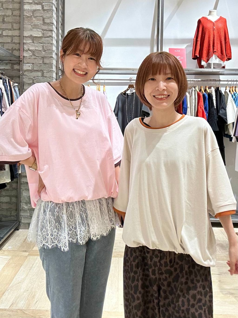ブラウン系のその他パンツ、ピンク系のTシャツ/カットソー、ベージュ系のTシャツ/カットソーを着用したレディースの夏コーディネートの4枚目の写真