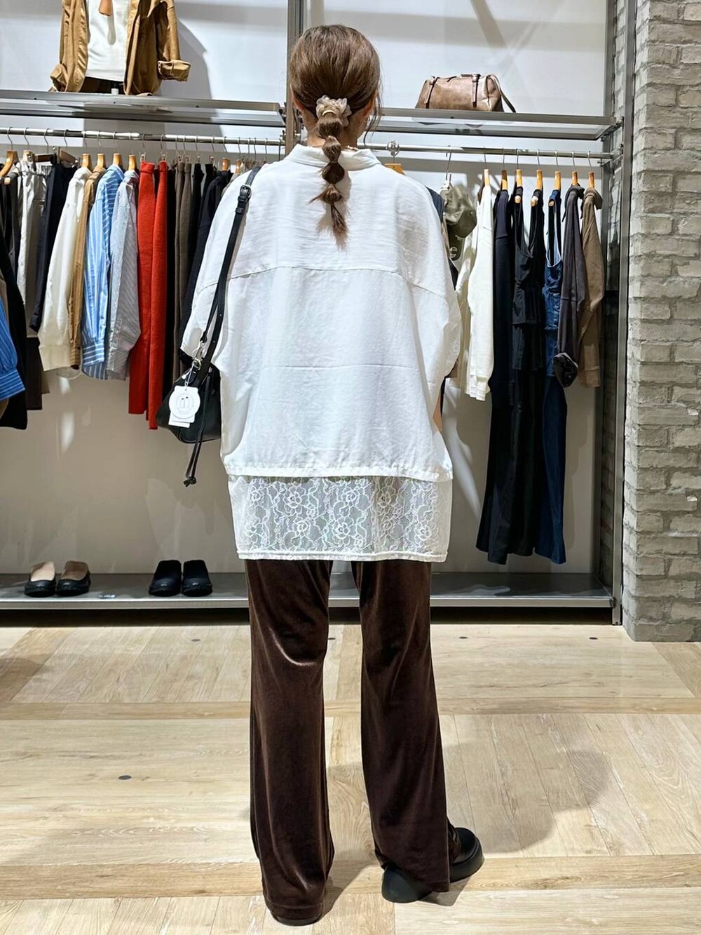 ホワイト系のシャツ/ブラウス、ブラウン系のその他パンツ、ブラック系のサンダルを着用したレディースの秋コーディネートの3枚目の写真