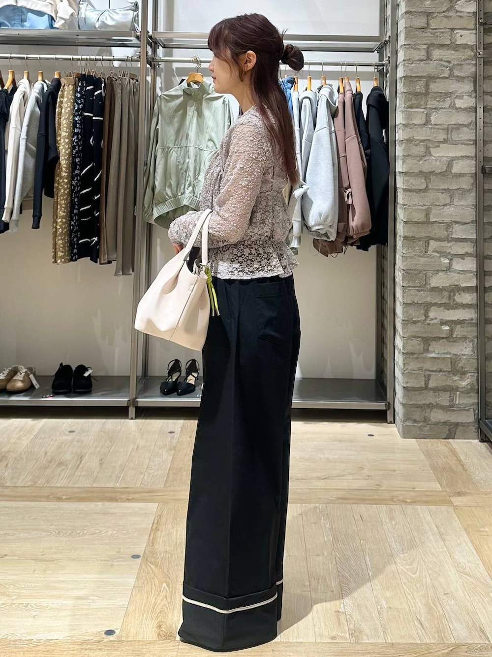 ブラック系のその他パンツ、ホワイト系のトートバッグ、グレー系のTシャツ/カットソーを着用したレディースの春コーディネートの2枚目の写真