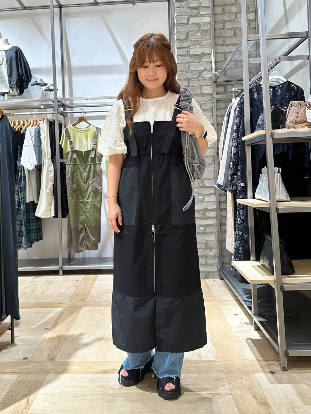 ホワイト系のTシャツ/カットソー、ブルー系のデニムパンツ、ブラック系のサンダルを着用したレディースの夏コーディネートの3枚目の写真