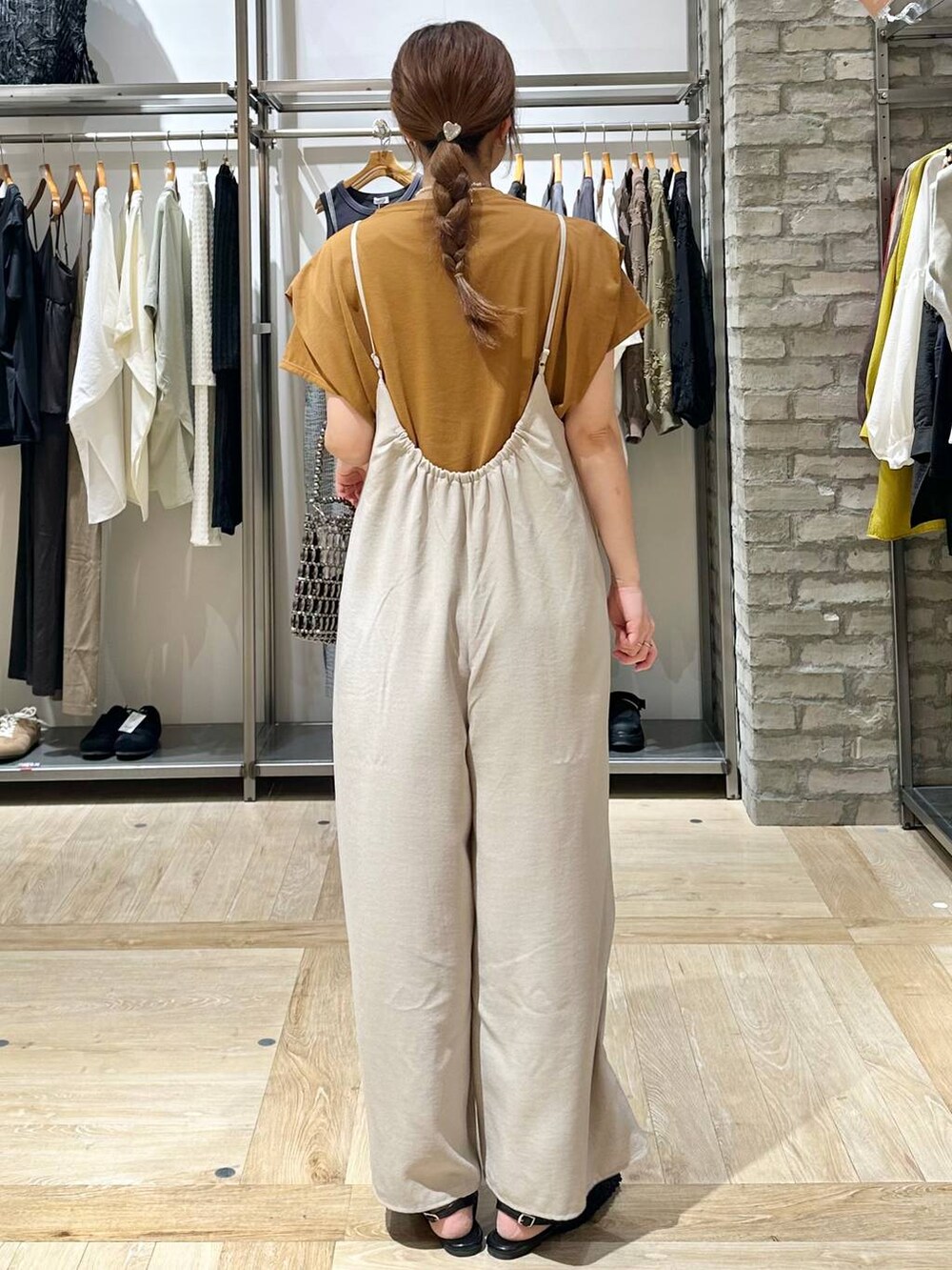 ベージュ系のサロペット/オーバーオール、イエロー系のTシャツ/カットソー、その他のショルダーバッグを着用したレディースの春コーディネートの3枚目の写真