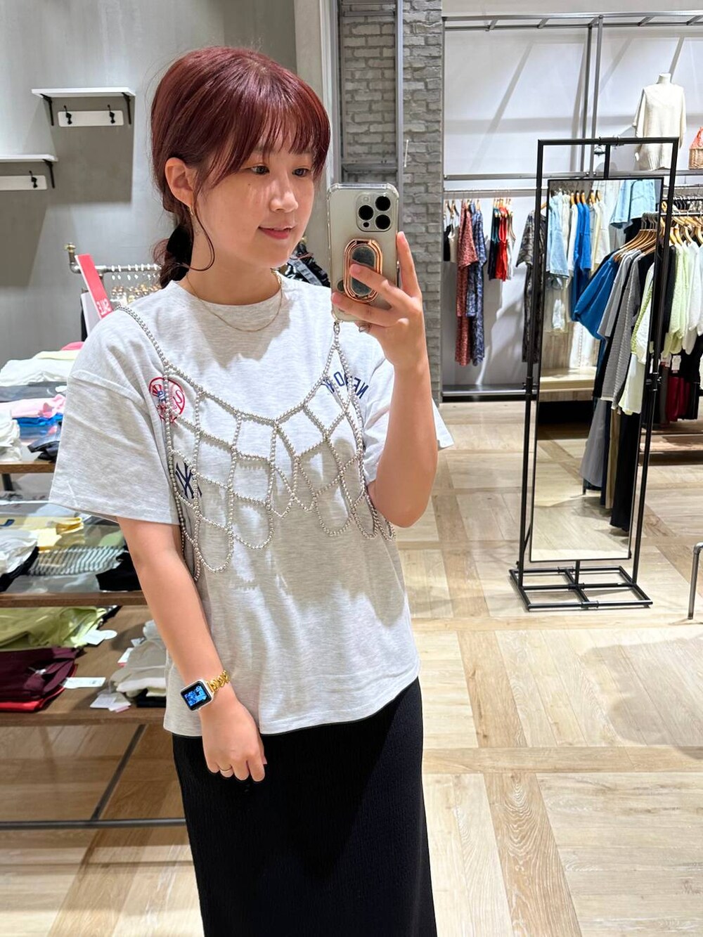 ブラック系のサンダル、シルバー系のベスト、ブラック系のスカートを着用したレディースの夏コーディネートの5枚目の写真