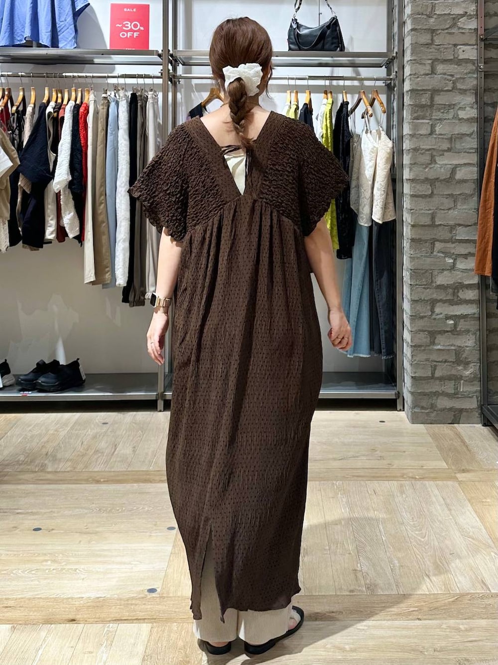 ベージュ系のその他パンツ、ホワイト系のタンクトップ、ホワイト系のサンダルを着用したレディースの夏コーディネートの3枚目の写真