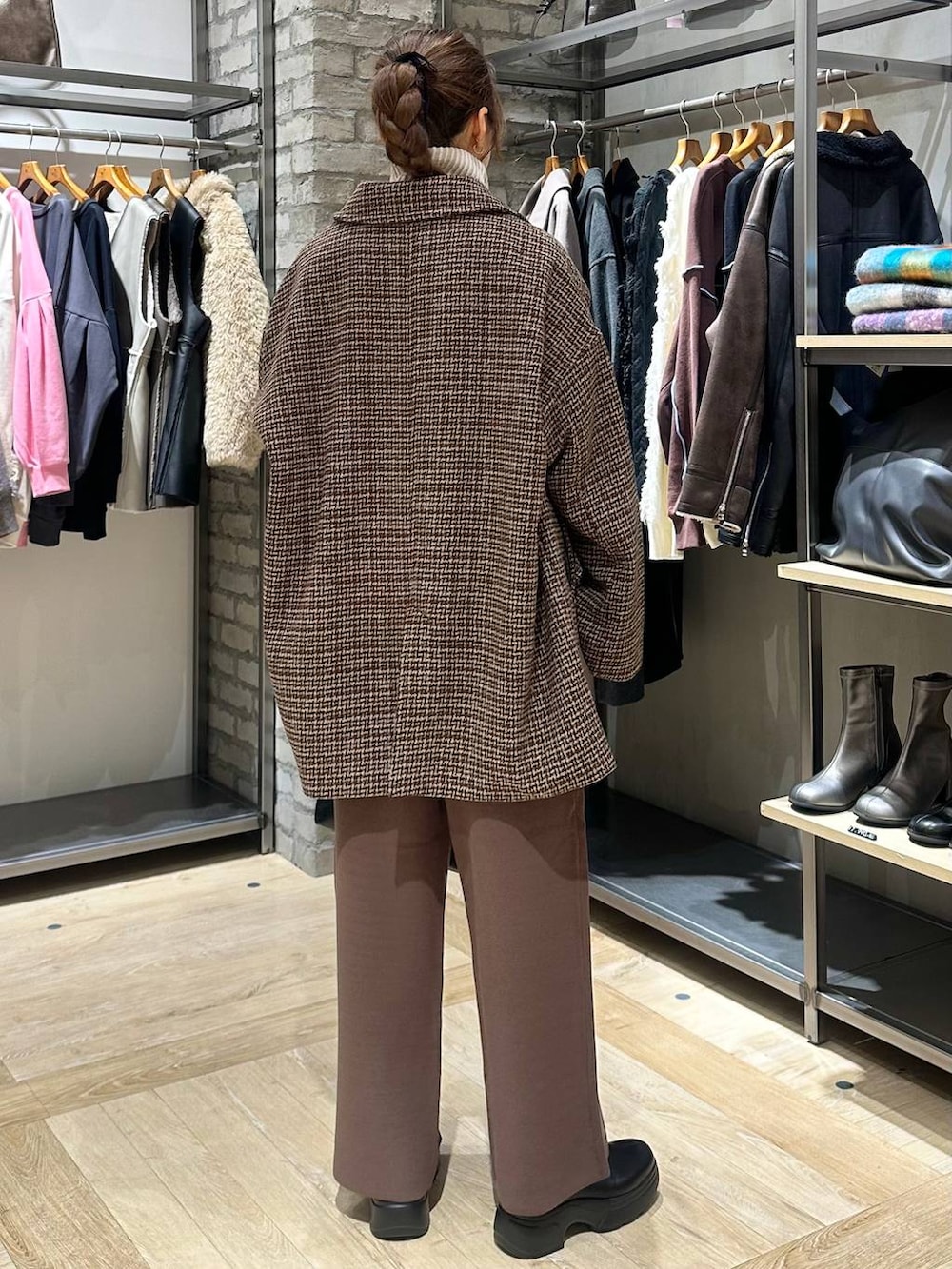 ホワイト系のカーディガン/ボレロ、ブラウン系のその他パンツ、ブラック系のショルダーバッグを着用したレディースの秋コーディネートの7枚目の写真