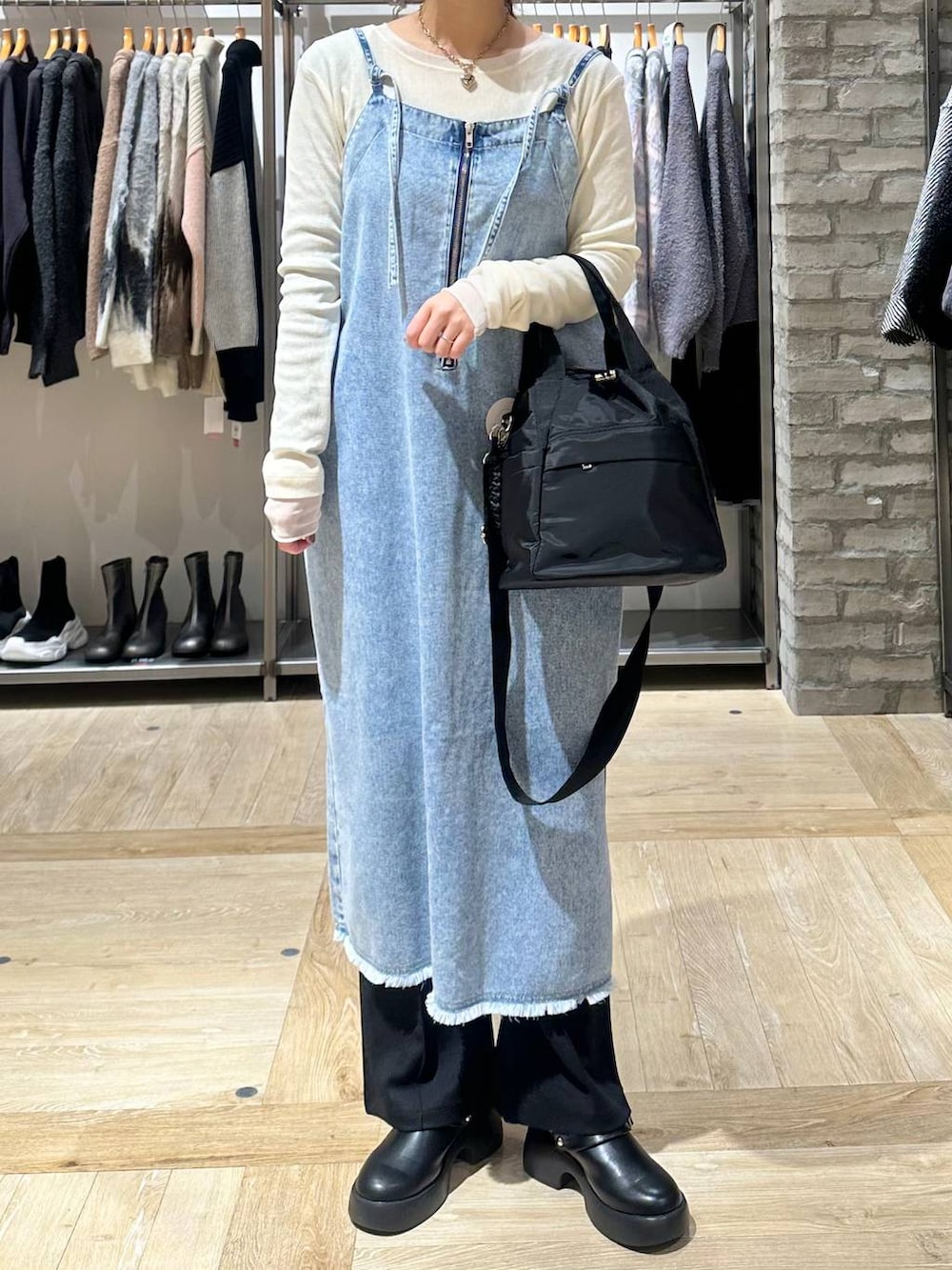 ブラック系のサンダル、ホワイト系のTシャツ/カットソー、ブラック系のショルダーバッグを着用したレディースの冬コーディネートの2枚目の写真