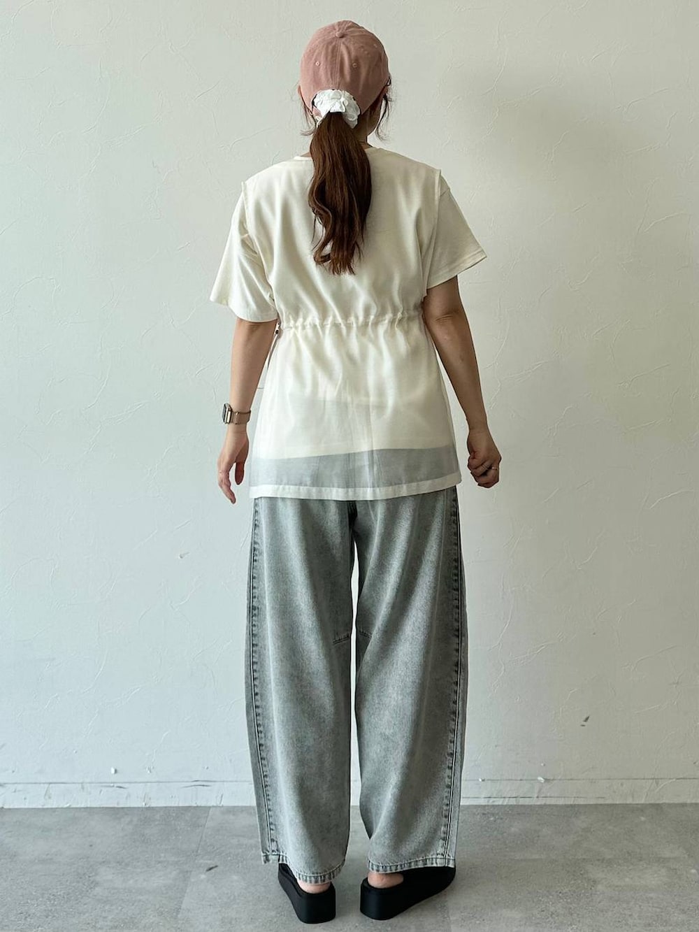 ホワイト系のTシャツ/カットソー、ブラック系のサンダル、ホワイト系のベストを着用したレディースの夏コーディネートの3枚目の写真