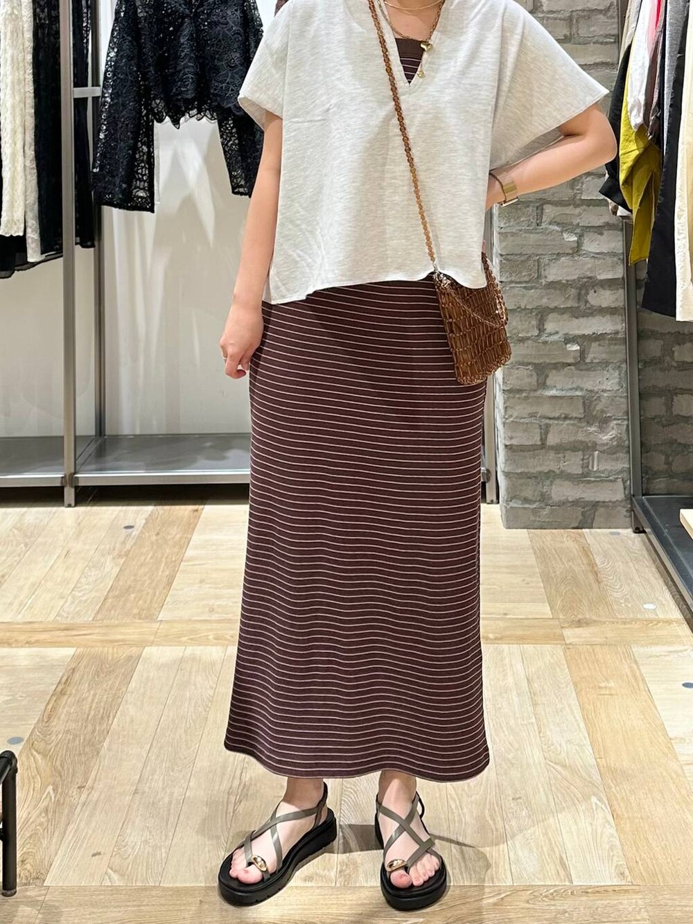 ブラウン系のサンダル、ブラウン系のショルダーバッグ、グレー系のTシャツ/カットソーを着用したレディースの夏コーディネートの6枚目の写真