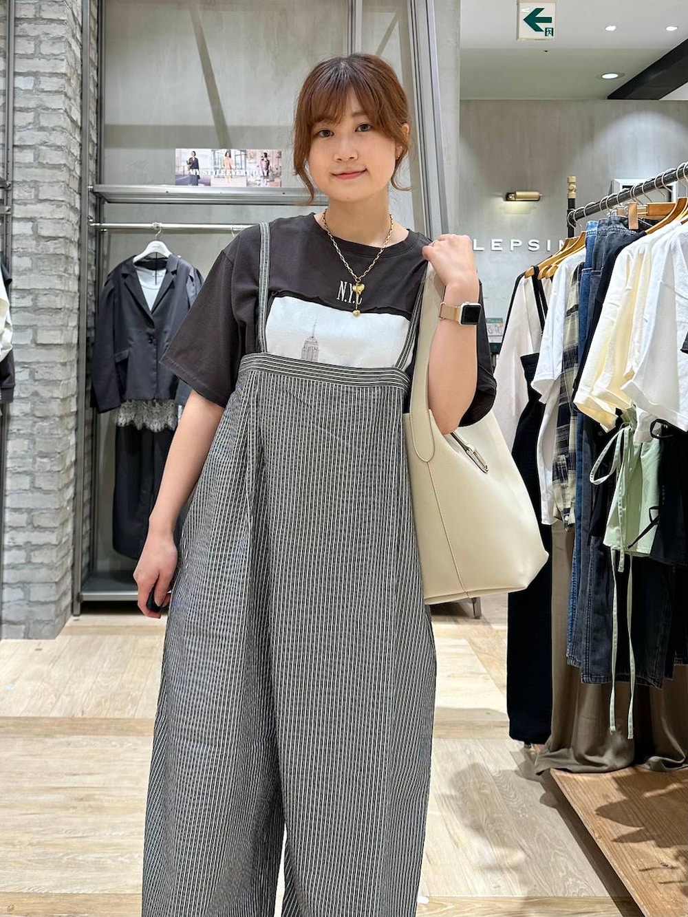 その他のサンダル、ホワイト系のトートバッグ、グレー系のサロペット/オーバーオールを着用したレディースの春コーディネートの4枚目の写真