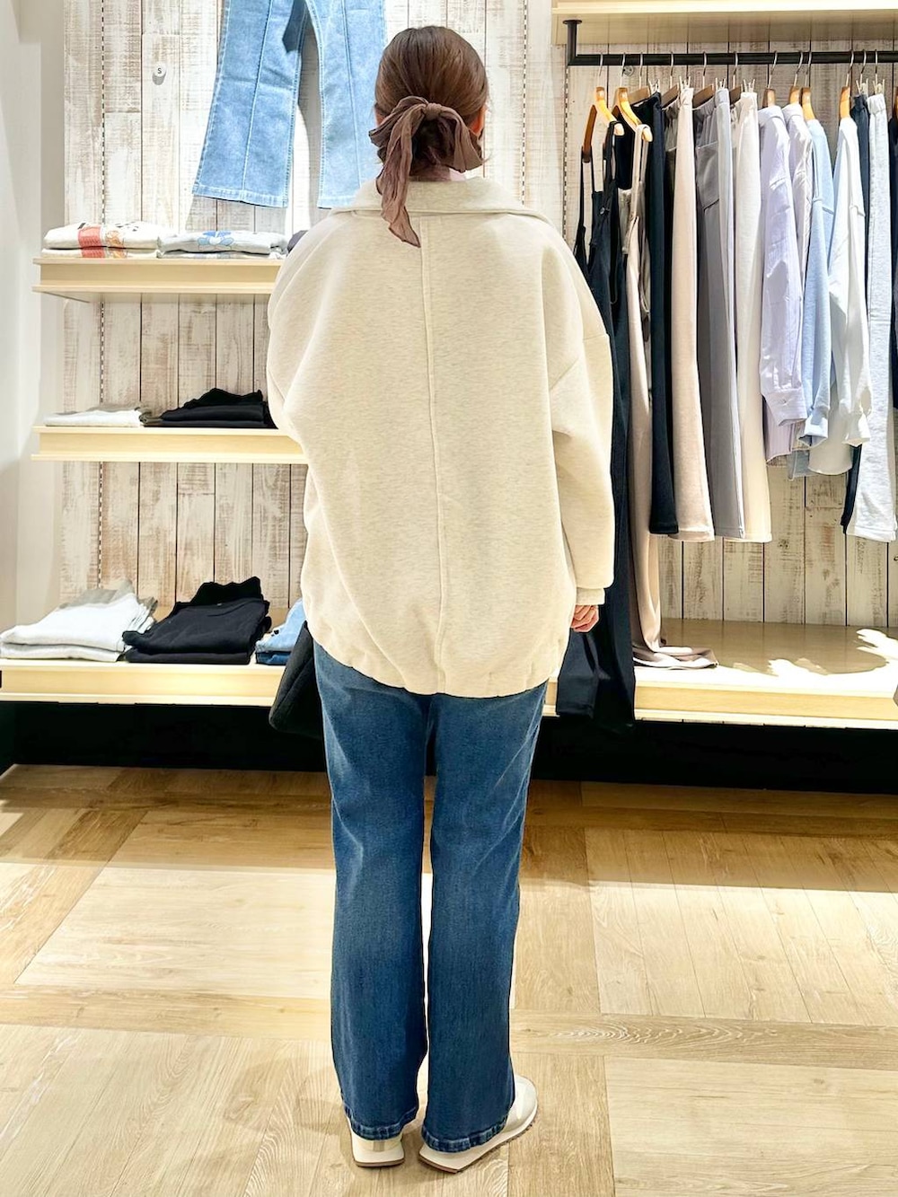 ピンク系のシャツ/ブラウス、ブラック系のショルダーバッグ、ホワイト系のスニーカーを着用したレディースの冬コーディネートの3枚目の写真