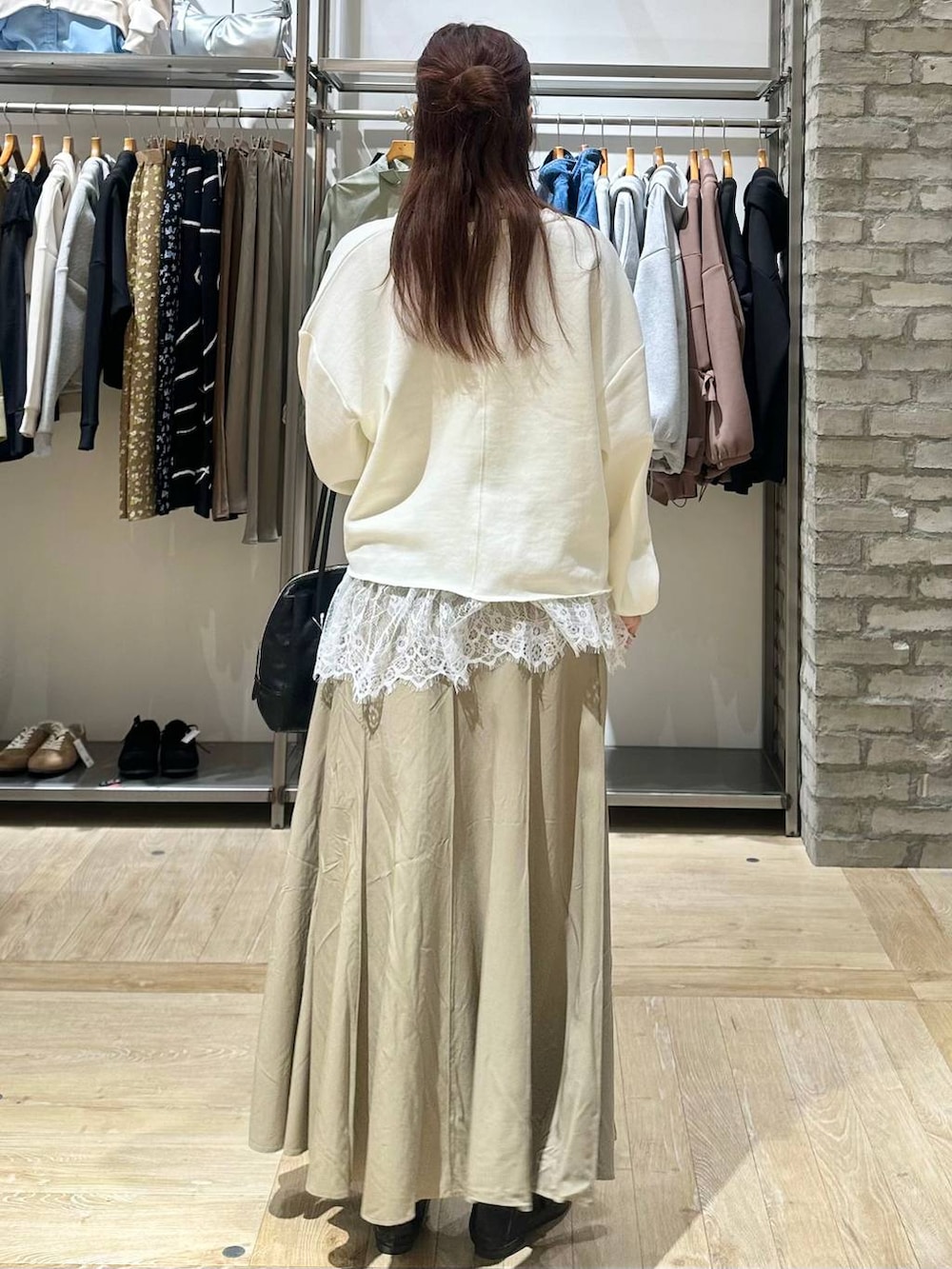 ブラック系のボストンバッグ、ホワイト系のキャミソール、ホワイト系のTシャツ/カットソーを着用したレディースの春コーディネートの3枚目の写真