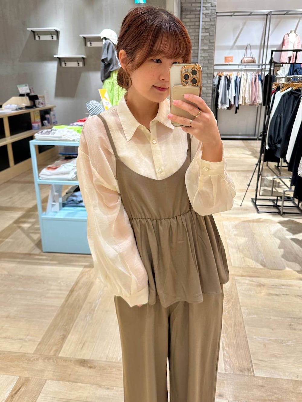 ホワイト系のシャツ/ブラウス、ホワイト系のトートバッグ、ホワイト系のパンプスを着用したレディースの春コーディネートの5枚目の写真