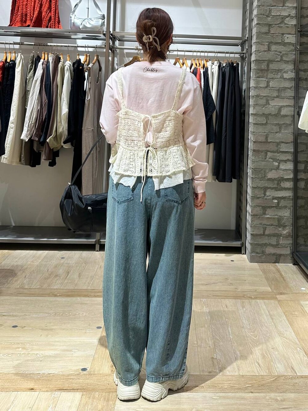 ホワイト系のキャミソール、ブラック系のショルダーバッグ、ピンク系のTシャツ/カットソーを着用したレディースの春コーディネートの4枚目の写真