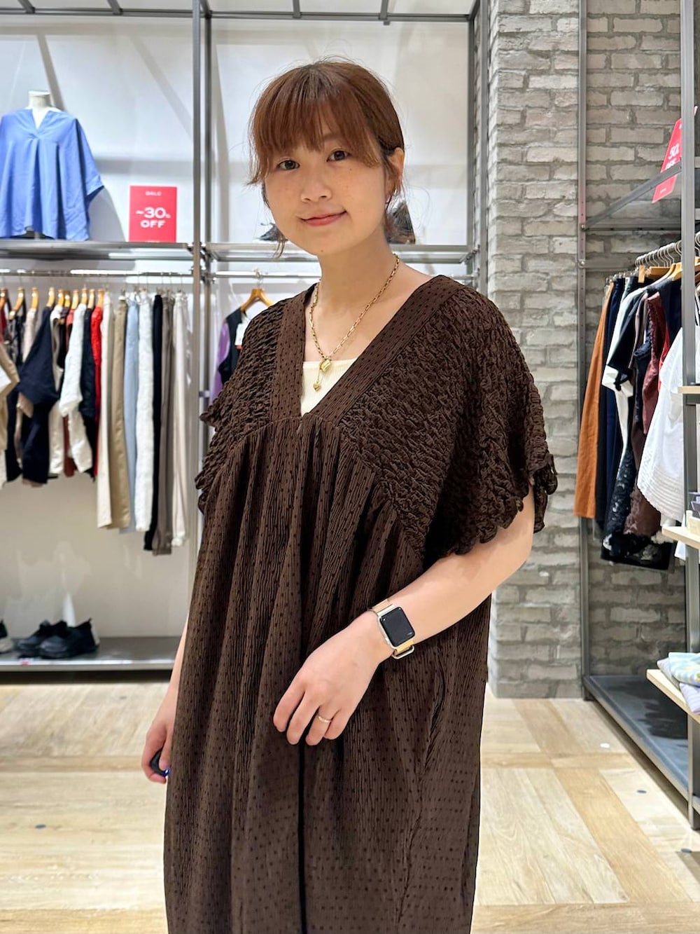 ベージュ系のその他パンツ、ホワイト系のタンクトップ、ホワイト系のサンダルを着用したレディースの夏コーディネートの4枚目の写真