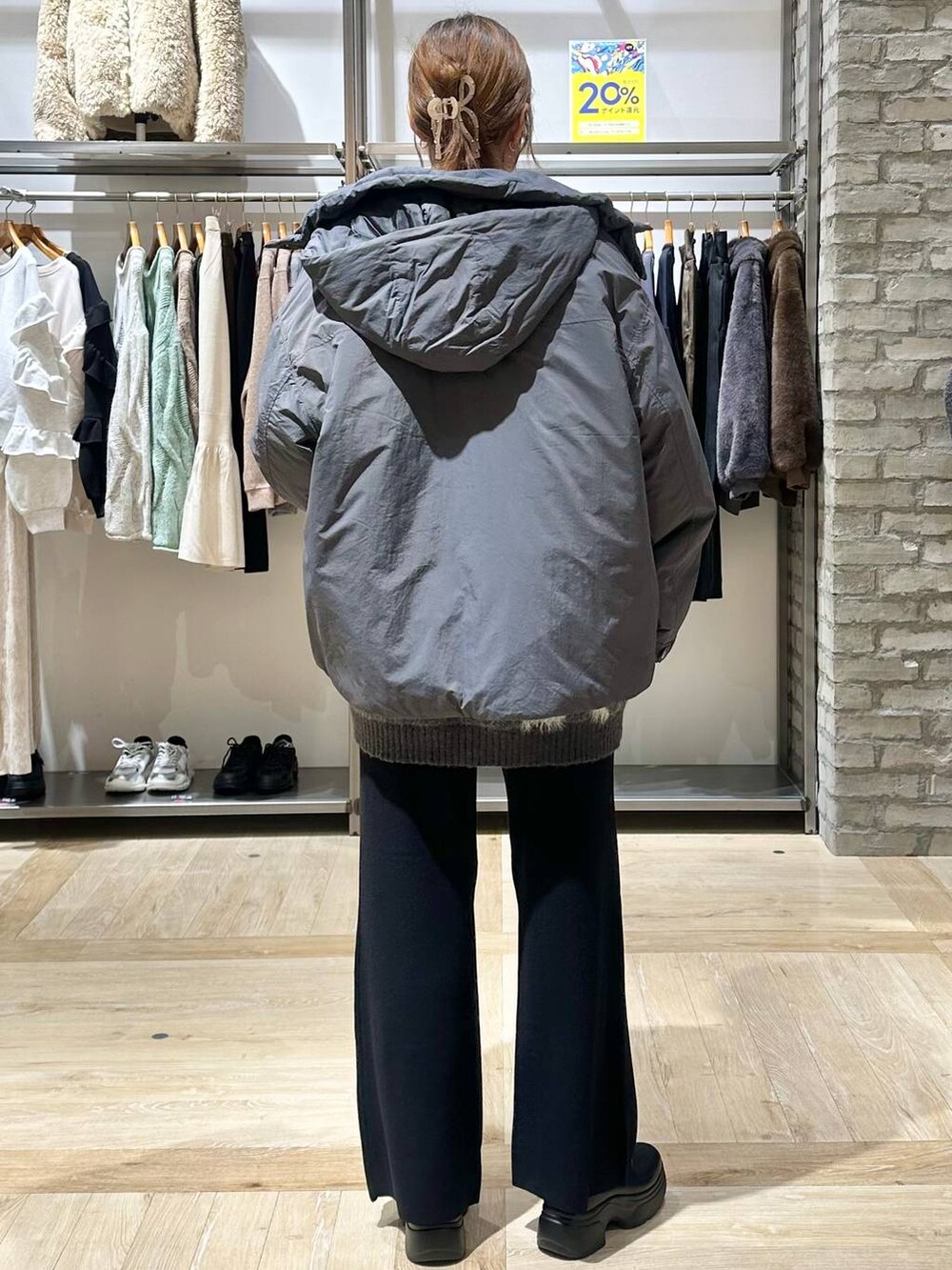 グレー系のその他アウター、ブラック系のその他パンツ、ブラック系のショルダーバッグを着用したレディースの秋コーディネートの3枚目の写真