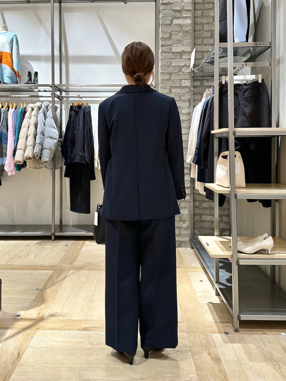 ブルー系のスーツパンツ、ホワイト系のシャツ/ブラウス、ブラック系のパンプスを着用したレディースの冬コーディネートの3枚目の写真