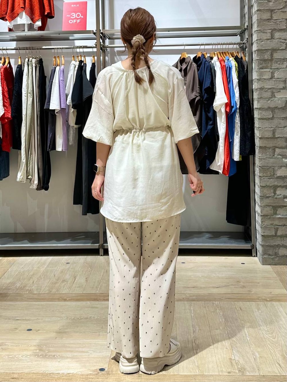 ベージュ系のその他パンツ、ホワイト系のサンダルを着用したレディースの夏コーディネートの3枚目の写真
